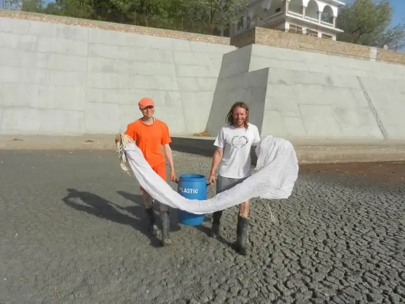 rescuing-water-animals-from-the-drying-out-talab-in-jadan-ashram bodyImage
